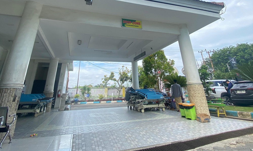 LAYANAN KESEHATAN: Pengunjung berada di sekitar UGD RSUD Smart Pamekasan, Kamis (29/1).
