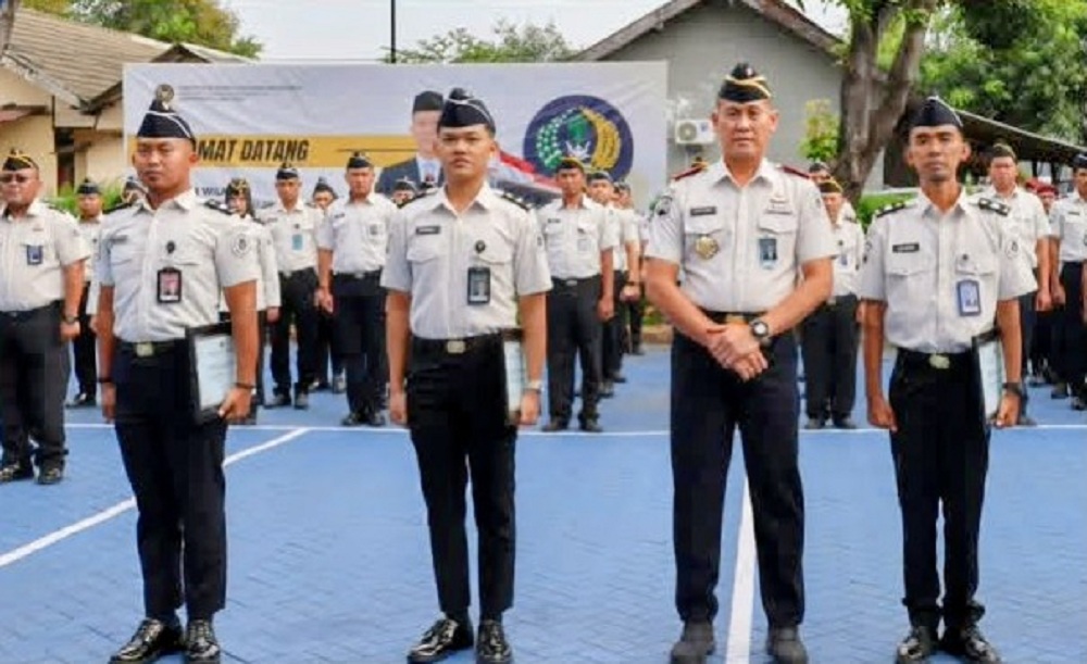 APRESIASI: Kepala Kanwil Ditjenpas Jawa Timur Kadiyono (dua dari kanan) berfoto dengan tiga sipir Lapas Kelas II-A Pamekasan.