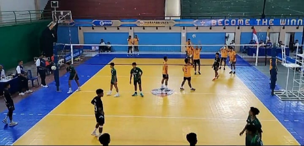 FOKUS: Tim Voli Sumenep (baju hitam) saat bertanding di Kejurprov Tulungagung.