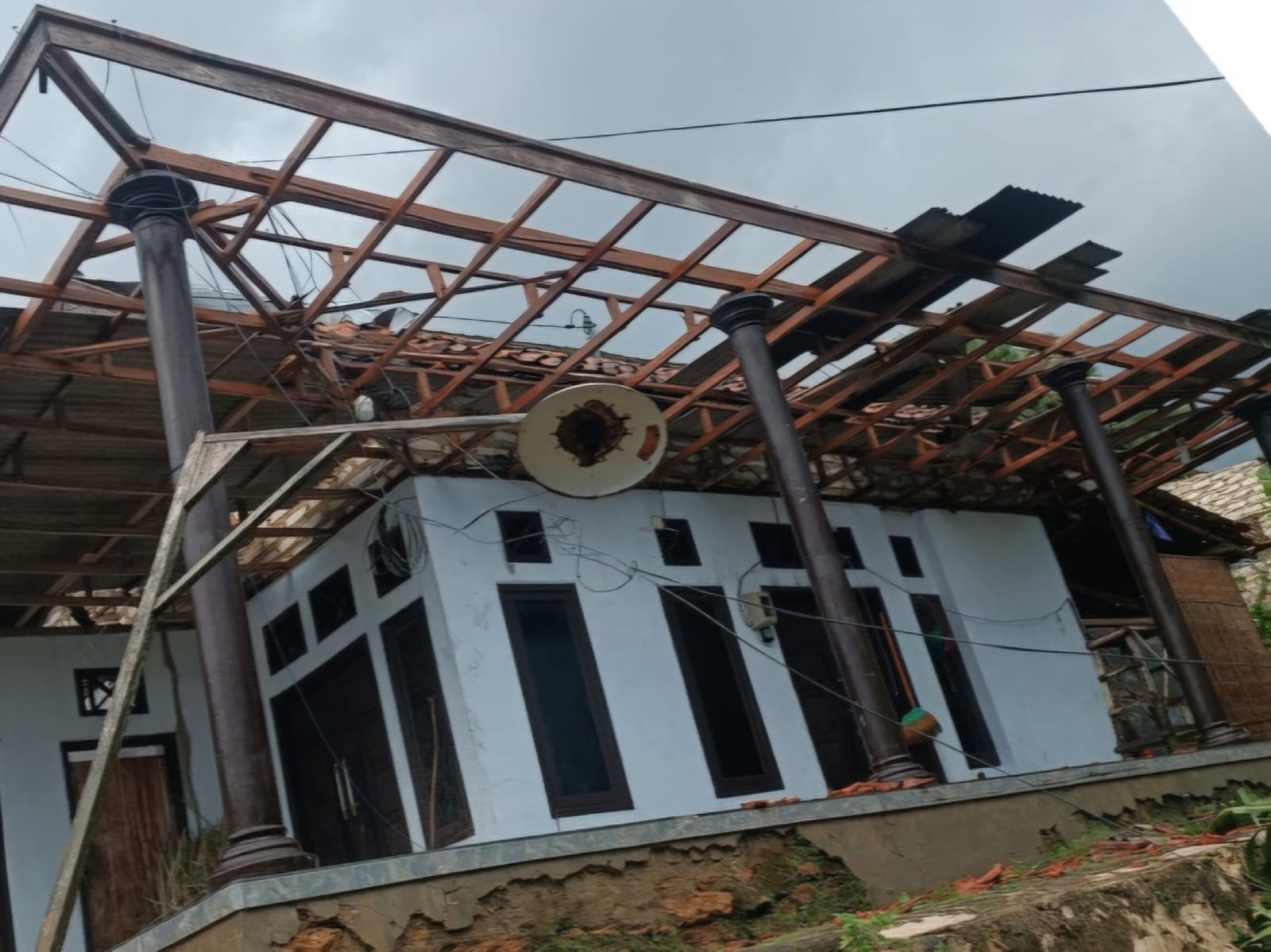 RUSAK PARAH: Kondisi rumah warga di Desa Karduluk, Pragaan setelah terdampak hujan deras dan angin kencang, Minggu (1/2).