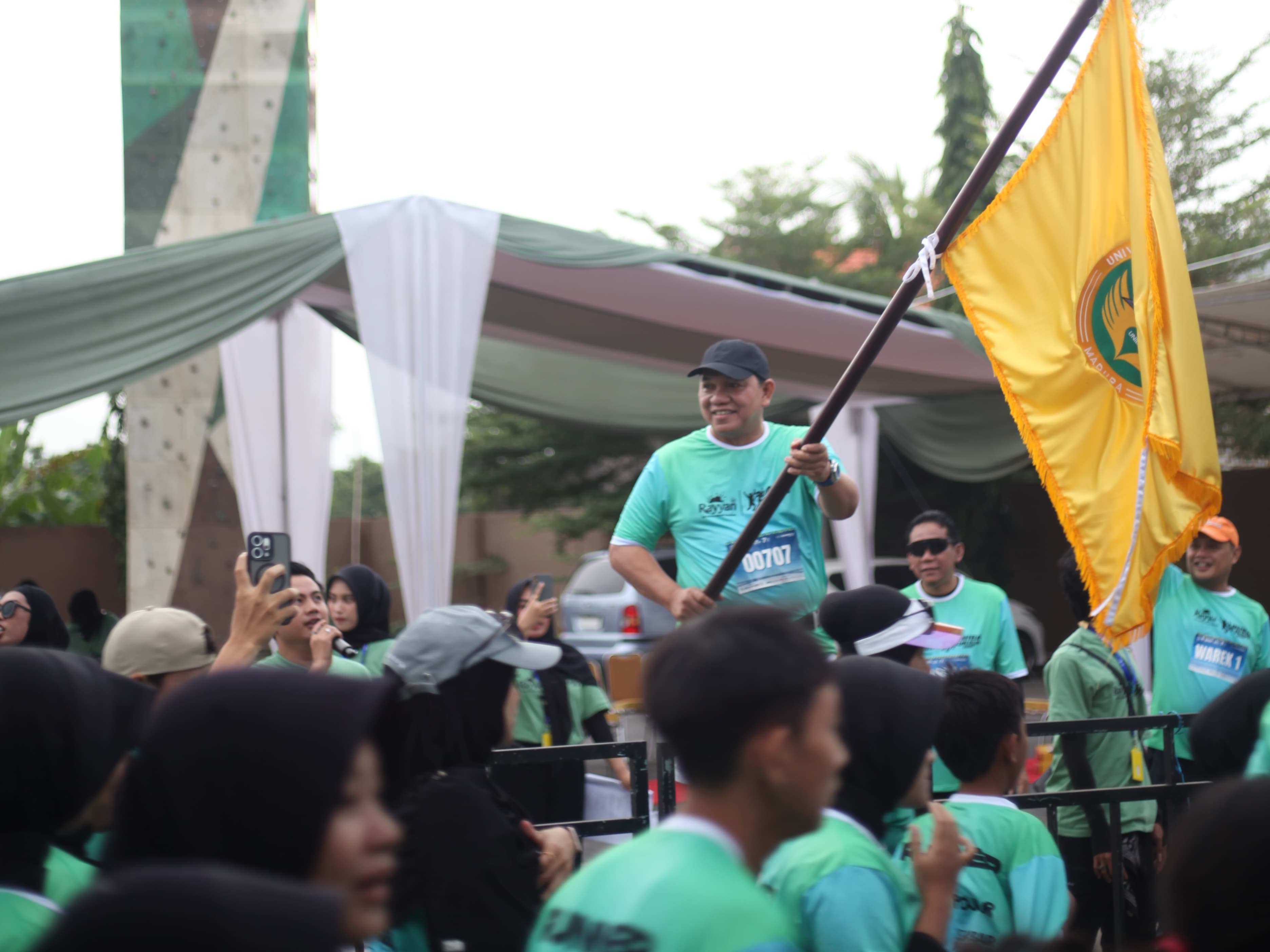 SEHAT: Ketua Yayasan Qudsiyah Bahauddin, Prof. Achsanul Qosasi saat melepas keberangkatan peserta di area Kampus Uniba Madura, Sumenep, Minggu (1/2/2026).