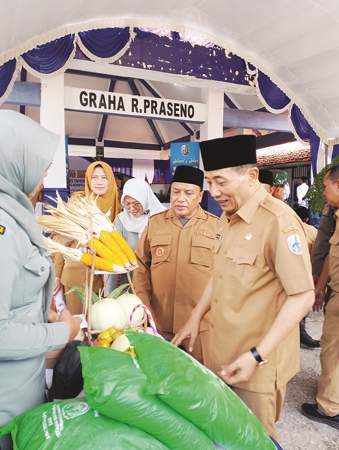 KETAHANAN PANGAN: Sekkab Yuliadi Setiyawan didampingi Camat Sampang Aminullah melihat hasil pertanian masyarakat usai pembukaan Musrenbang RKPD 2027 Kecamatan Sampang Senin (2/2).