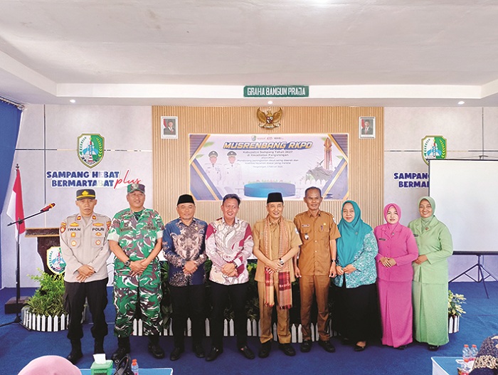 BERJEJER: Sekkab Yuliadi Setiyawan berfoto bersama anggota DPRD Sampang dan forkopimcam usai membuka kegiatan Musrenbangcam Pangarengan, Sampang, Senin (2/2). (UBAIDILLAHIR RAIE/JPRM)