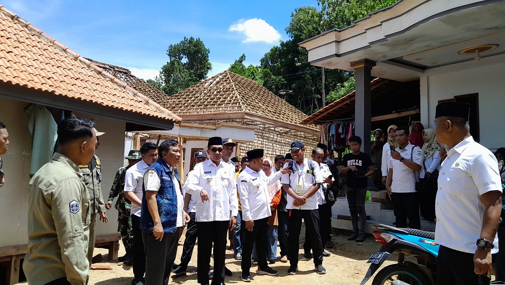 MERAKYAT: Bupati Pamekasan KH Kholilurrahman sedang meninjau lokasi bencana longsor di Desa Sana Daja, Kecamatan Pasean, beberapa waktu lalu.