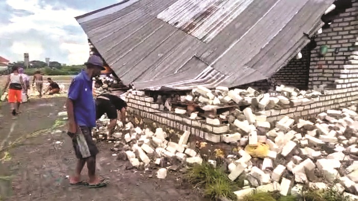 RUSAK: Gudang ikan milik warga Desa Branta Pesisir, Kecamatan Tlanakan, Pamekasan, ambruk akibat angin kencang, Minggu (1/2). (BPBD PAMEKASAN UNTUK JPRM)