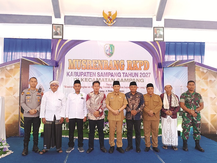 BERSINERGI: Sekkab Yuliadi Setiyawan berfoto bersama anggota DPRD Sampang dengan forkopimcam dalam kegiatan Musrenbangcam Sampang Senin (2/2). (UBAIDILLAHIR RAIE/JPRM)