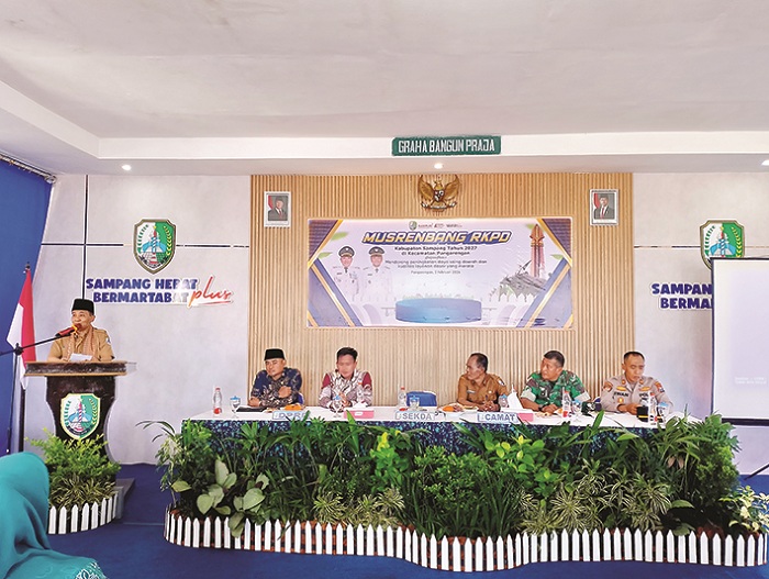 TEGAS: Sekkab Sampang Yuliadi Setiyawan menyampaikan sambutan pada kegiatan Musrenbangcam Pangarengan, Sampang, Senin (2/2). (UBAIDILLAHIR RAIE/JPRM)