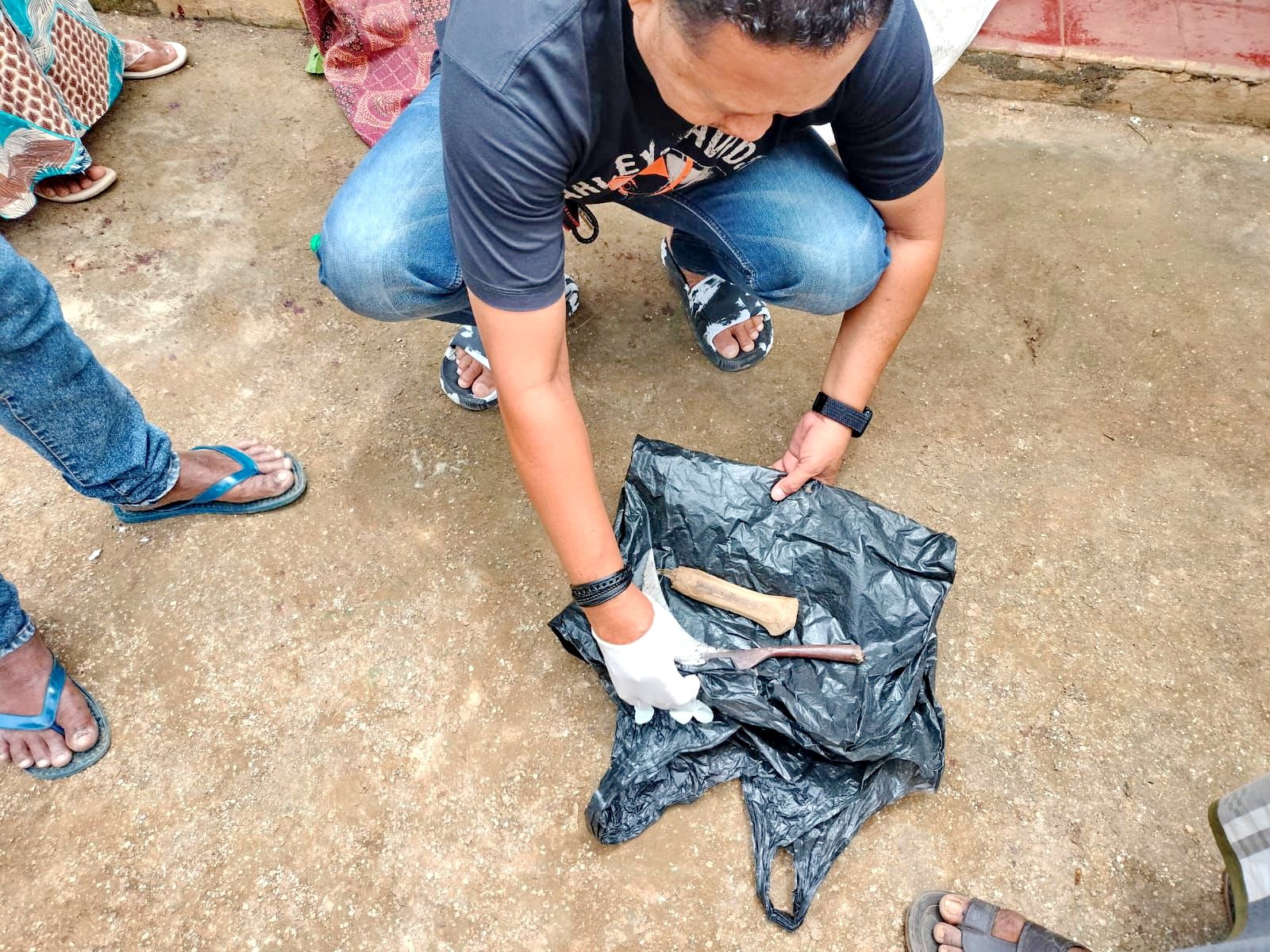 SITA PERHATIAN: Anggota Polres Sumenep melakukan olah TKP pembacokan di Desa Lenteng Barat, Kecamatan Lenteng, Kamis (29/1). (POLRES SUMENEP UNTUK JPRM)