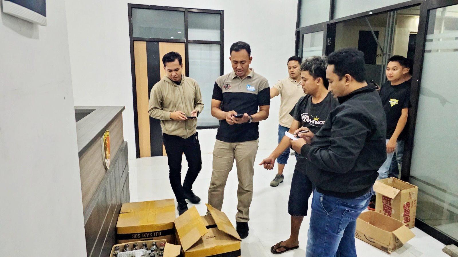 DISITA: Polisi mengumpulkan puluhan botol miras hasil razia di sejumlah toko di wilayah Kabupaten Pamekasan, Jumat (30/1) malam. (POLRES PAMEKASAN UNTUK JPRM)