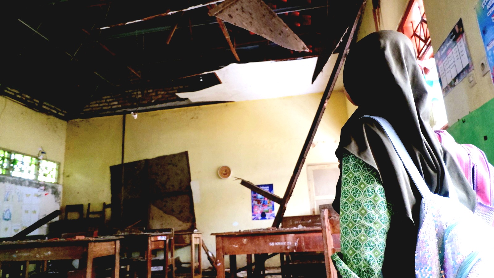 RUSAK: Siswa SDN Kramat 1 Bangkalan berada di depan ruang kelasnya, Rabu (28/1). (VIVIN AGUSTIN HARTONO/JPRM)