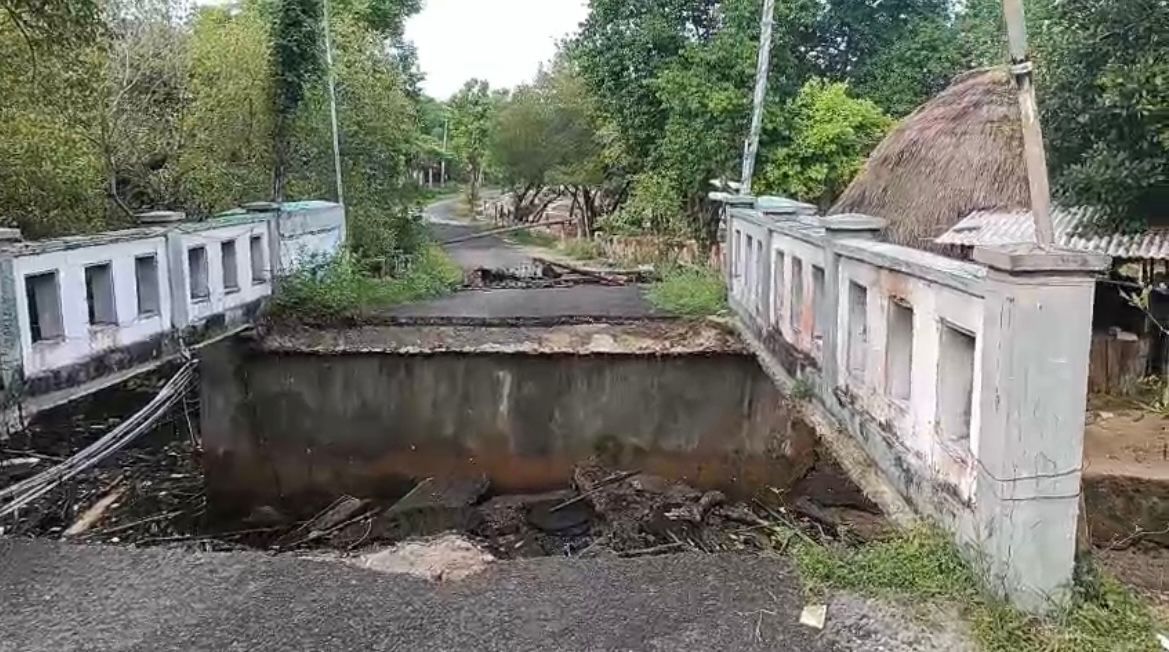 BELUM DIBANGUN: Kondisi jembatan ambruk di Desa Bringsang, Kecamatan Gili Genting, Sumenep, Minggu (1/2).