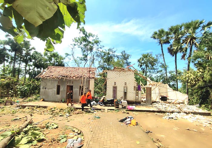 RUSAK PARAH: Salah satu rumah warga rusak akibat hujan deras dan terjangan angin kencang di Desa Karduluk, Kecamatan Pragaan, Sumenep, Senin (2/2). (AHMAD FARUQ UNTUK JPRM)