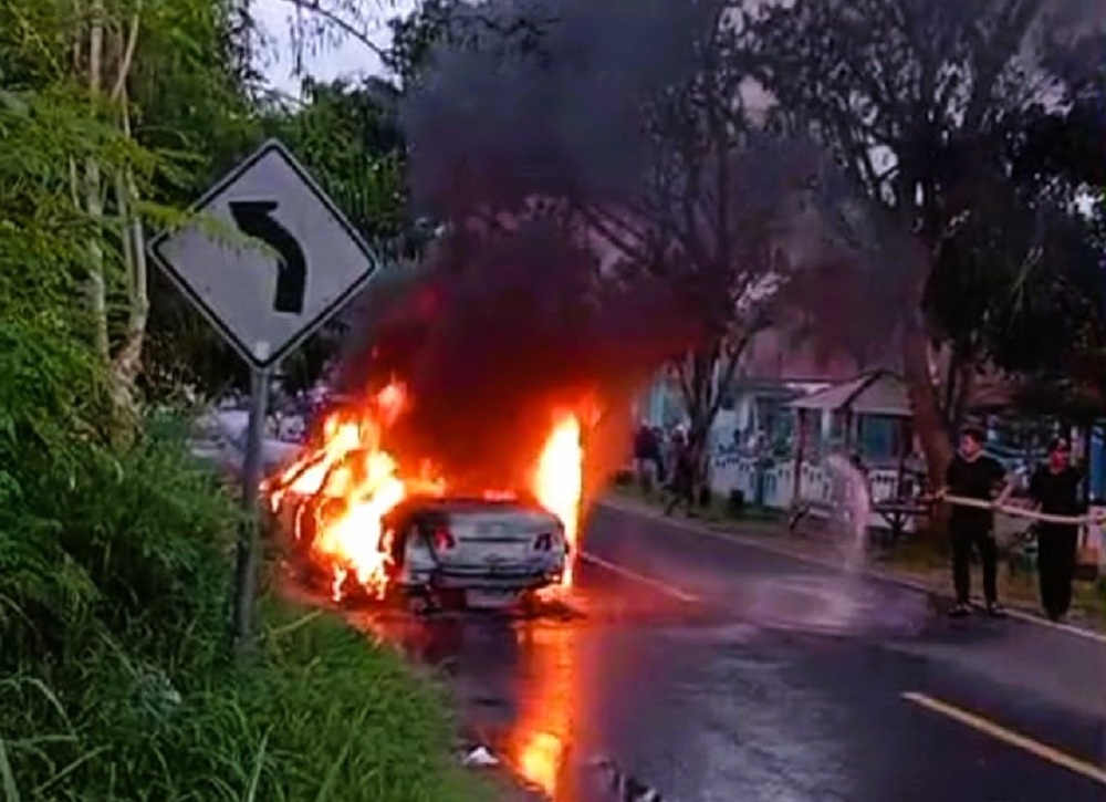 LUDES: Pemadam Kebakaran dan anggota Polsek Ketapang berada di TKP mobil yang terbakar, Sabtu (31/1) malam.