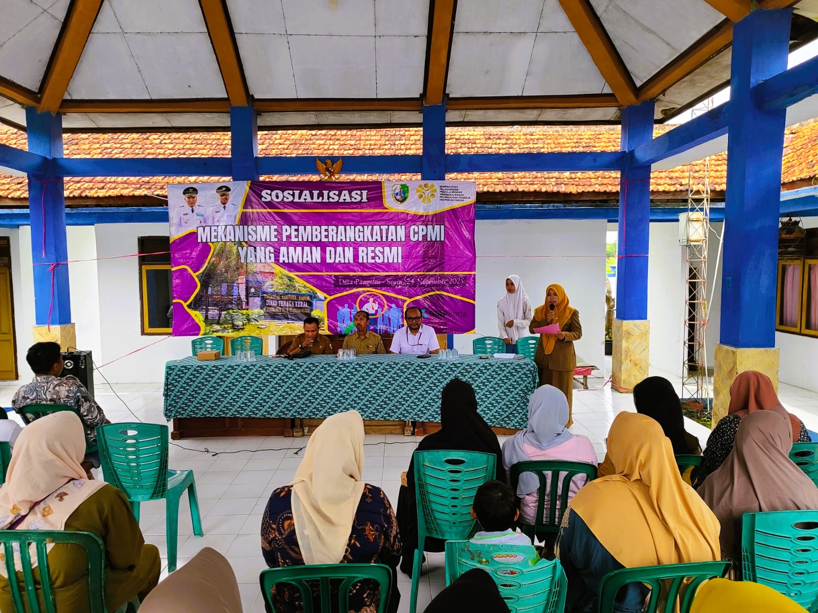 IMBAUAN: Pelaksanaan sosialisasi yang dilakukan Disnaker Sampang dan P4MI Pamekasan di Desa Pangelen, Kecamatan Sampang, Senin (24/11/12).