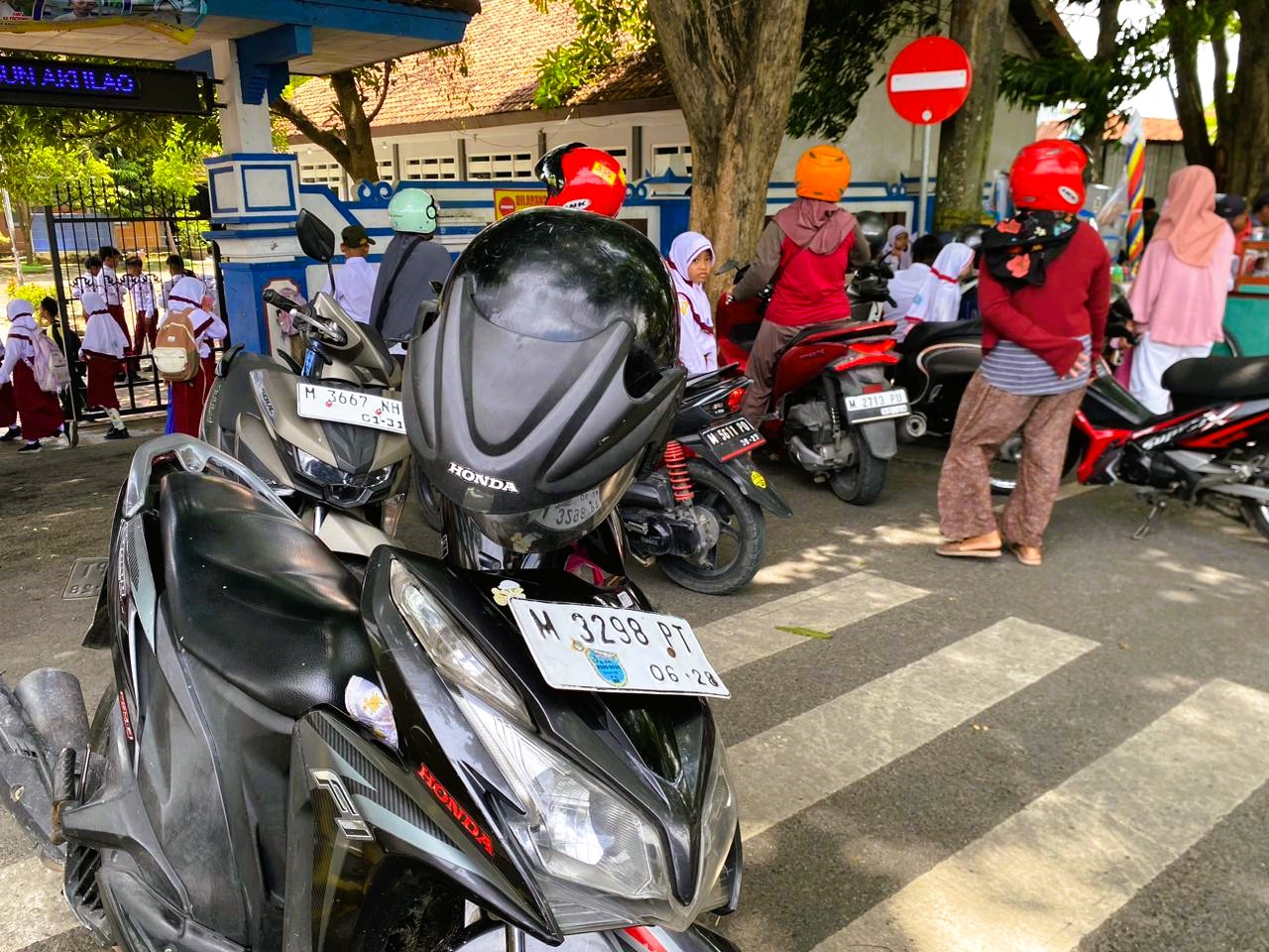 POTENSI: Kendaraan roda dua yang tercatat sebagai peserta program berlangganan terparkir di Jalan Wijaya Kusuma, Selasa (20/1).