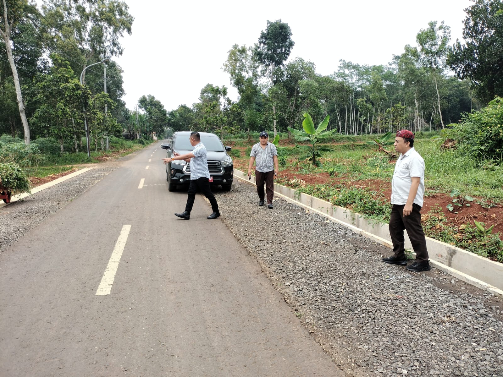 TURUN LAPANG: Kasi Intelijen Kejari Pamekasan Ardian Junaedi dan tim mengecek Jalan Tlagah&ndash;Bulangan Barat, Senin (12/1).