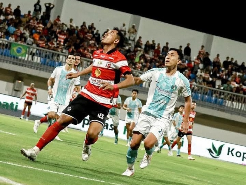DUEL: Pemain MU Taufik Hidayat berusaha menguasai bola saat melawan PSBS Biak di SGMRP Pamekasan, Sabtu (31/1) malam.