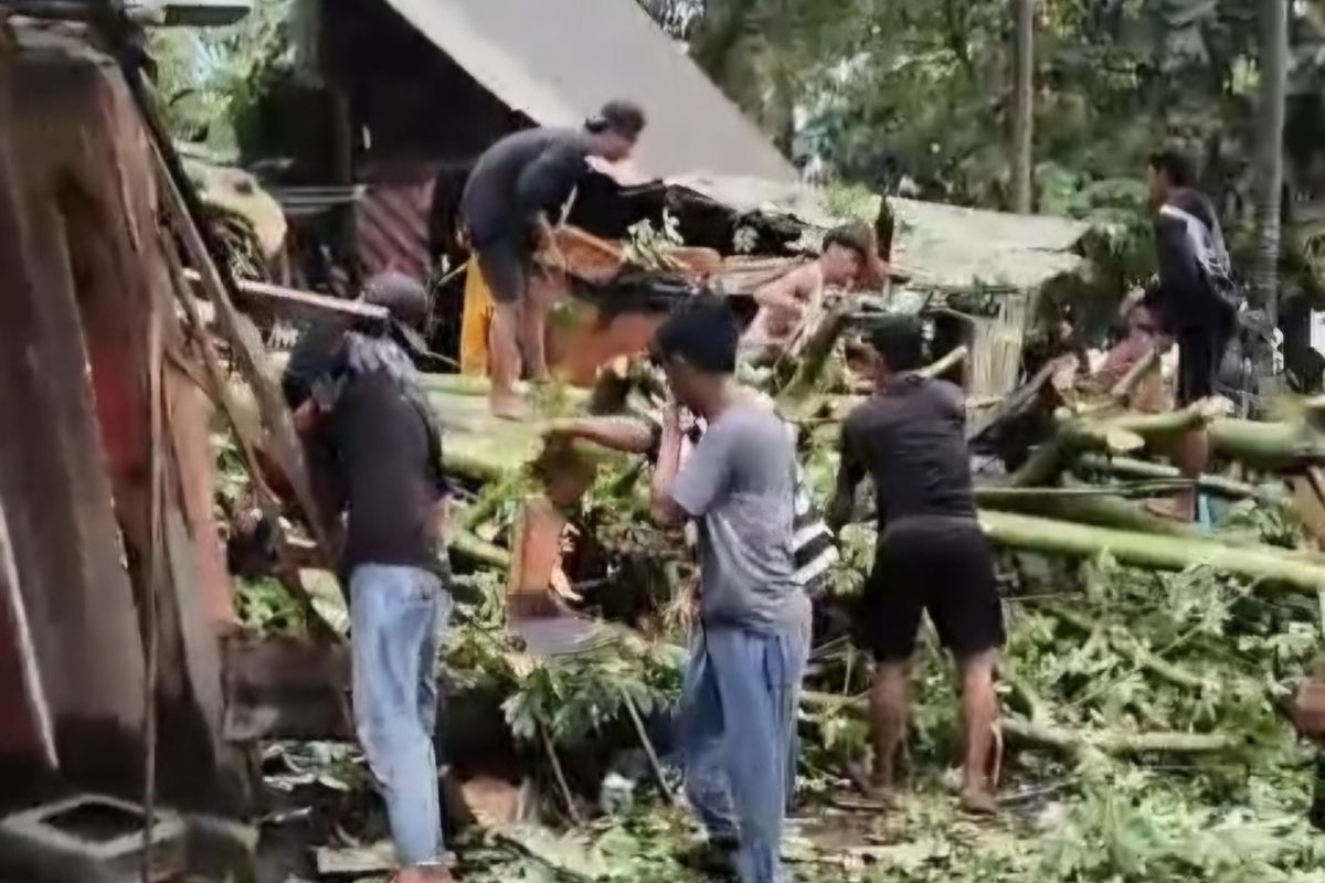 DIEVAKUASI: Sejumlah warga melakukan evakuasi pohon yang menimpa rumah warga di Desa Pegerungan Kecil, Sapeken, Sumenep, Kamis (22/1).