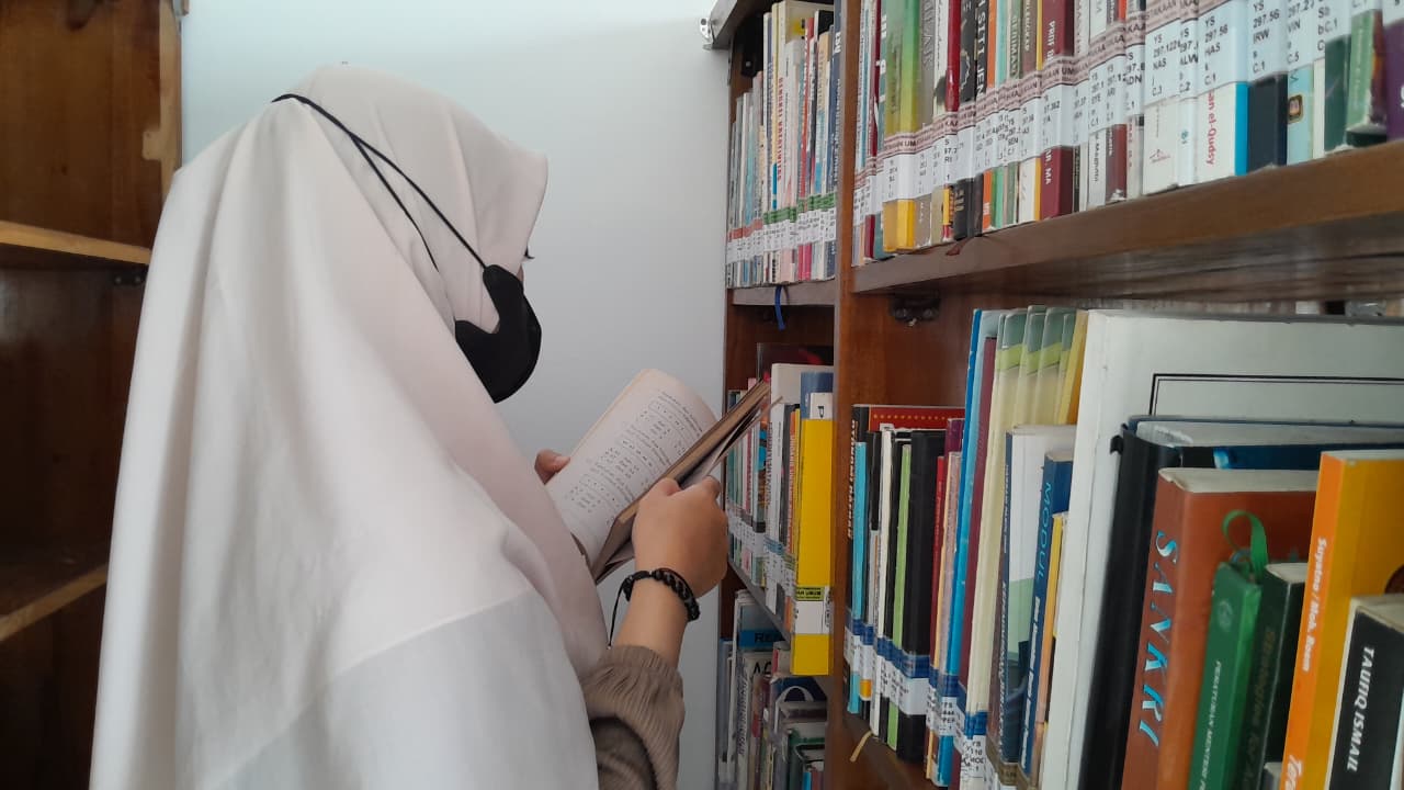 JENDELA DUNIA: Pengunjung Perpustakaan M. Tabrani sedang memilih buku bacaan, Kamis (15/1).
