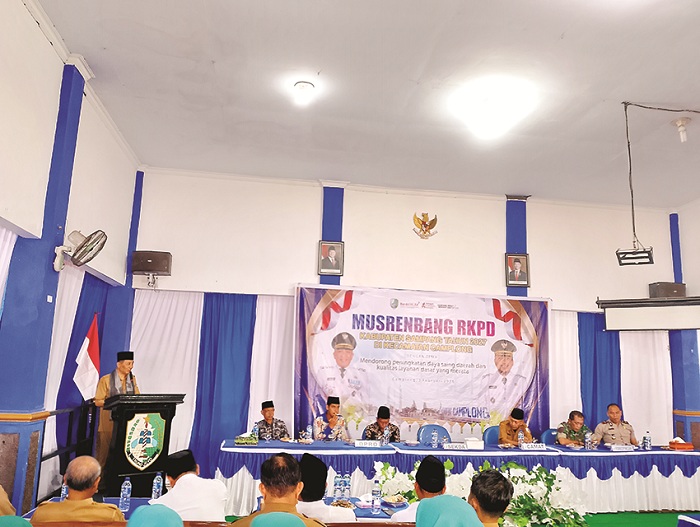 BERI SEMANGAT: Sekkab Yuliadi Setiyawan menyampaikan sambutan saat membuka Musrenbang RKPD 2027 Kecamatan Camplong, Sampang, Selasa (3/2). (UBAIDILLAHIR RAIE/JPRM)