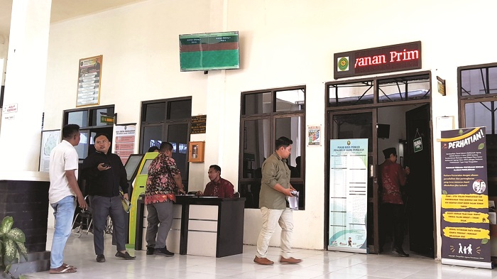 MENUNGGU: Sejumlah warga sedang mengakses layanan di Pengadilan Agama Pamekasan, Kamis (29/1). (M. KHOLIL RAMLI/JPRM)