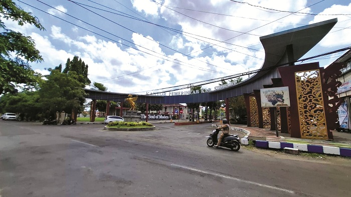 PUSAT PEMERINTAHAN: Sejumlah pengendara melintas di depan kantor Pemkab Sumenep yang berada di Desa Kolor, Kecamatan Kota, Selasa (3/2). (MOH. IQBAL/JPRM)