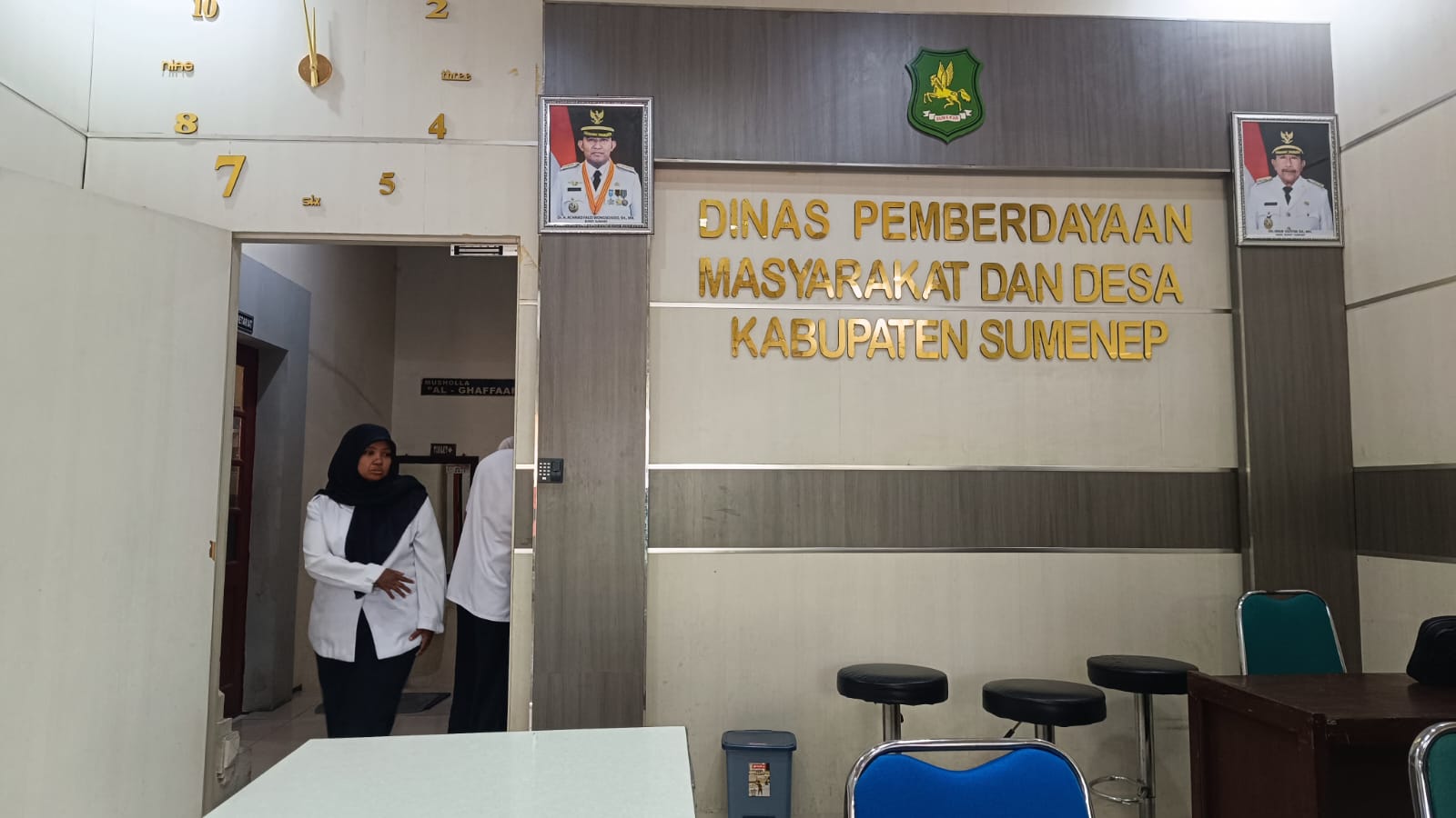 MEGAH: Petugas tengah berjaga di lobi kontor DPMD Sumenep, Rabu (7/1).