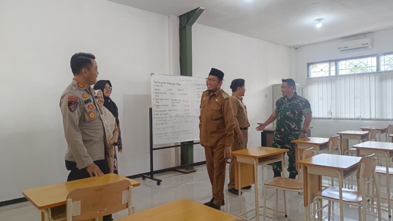 MEMANTAU: Bupati Sumenep Achmad Fauzi Wongsojudo saat meninjau langsung Sekolah Rakyat di Sumenep.