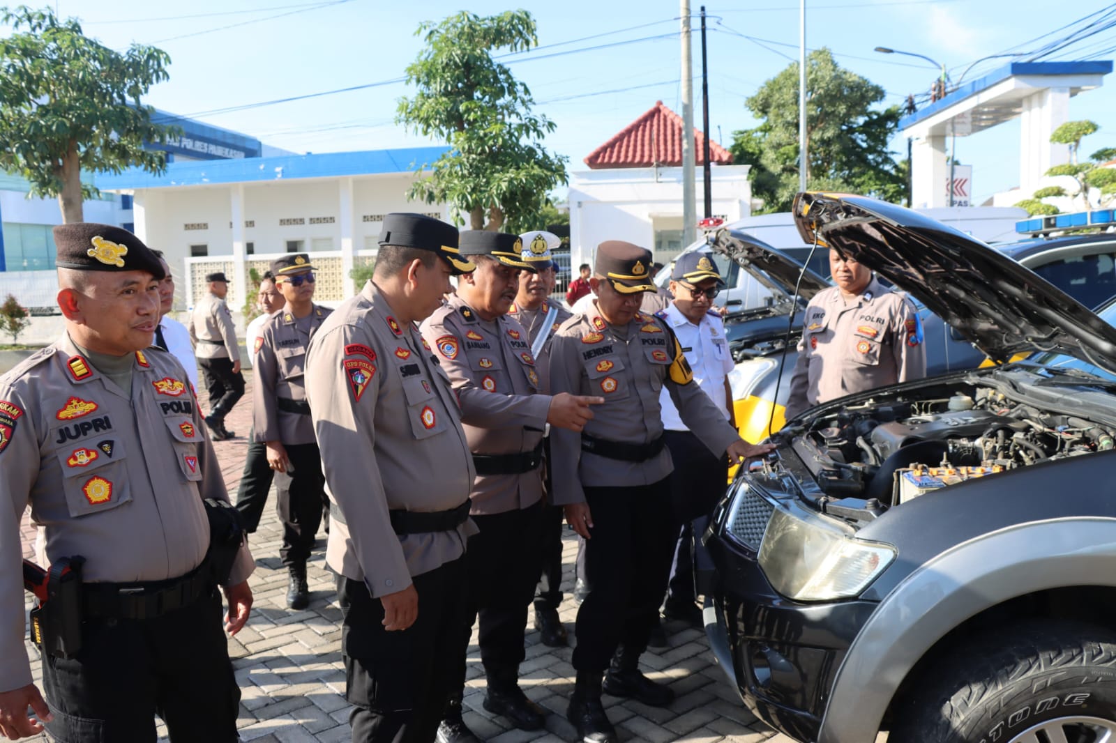 BERSIAP: Wakapolres Pamekasan Kompol Hendry Soelistiawan mengecek kesiapan kendaraan dalam apel gelar pasukan, Senin (2/2).