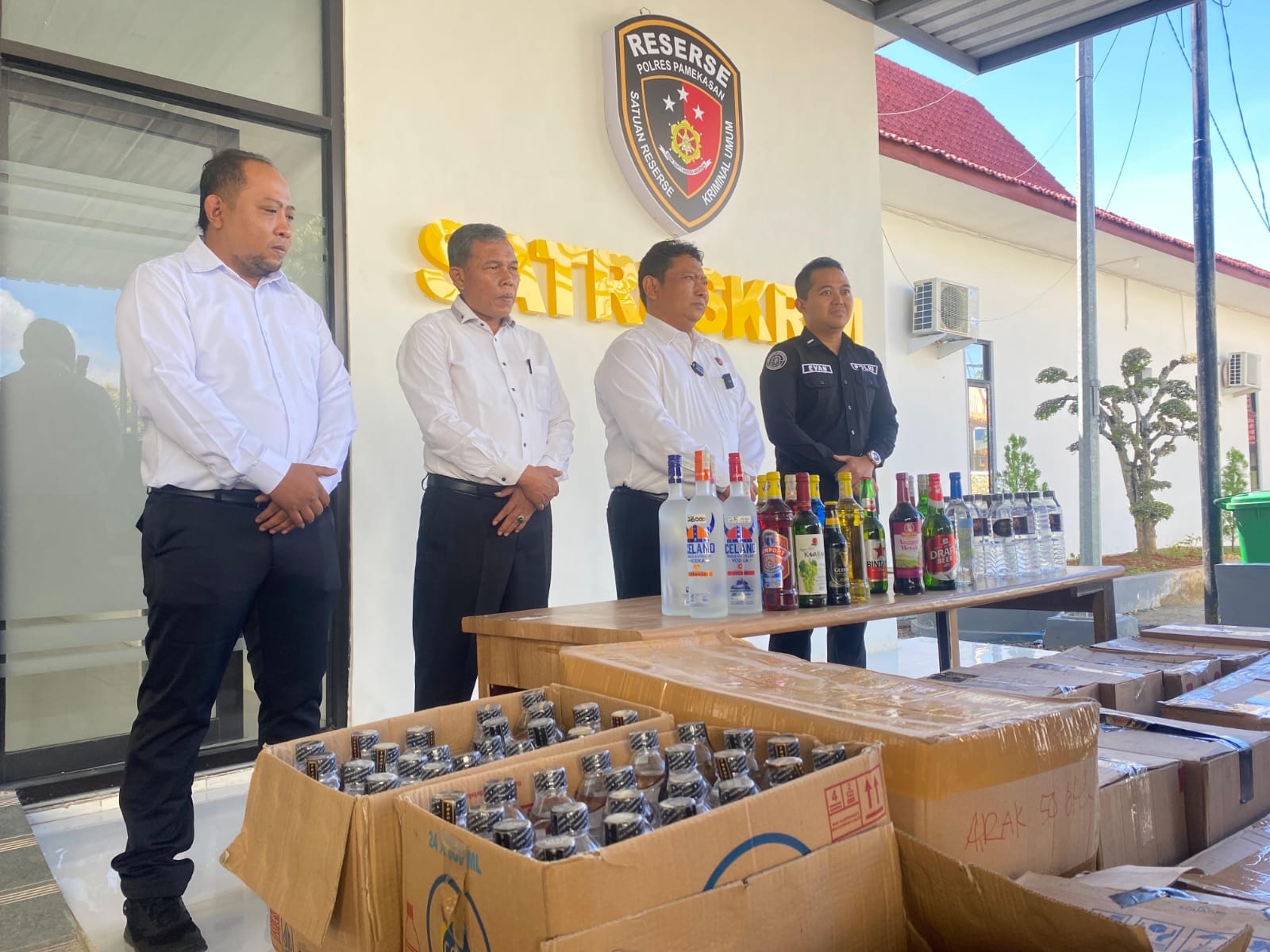 DISITA: Ratusan miras dijejer di hadapan polisi dalam konferensi pers, Senin (2/2).