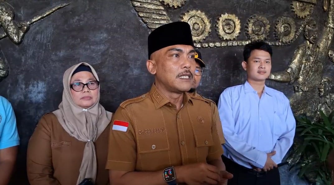 BERI KETERANGAN: Ketua Satgas MBG Bangkalan Bambang Budi Mustika saat ditemui di kantor pemkab beberapa waktu lalu.