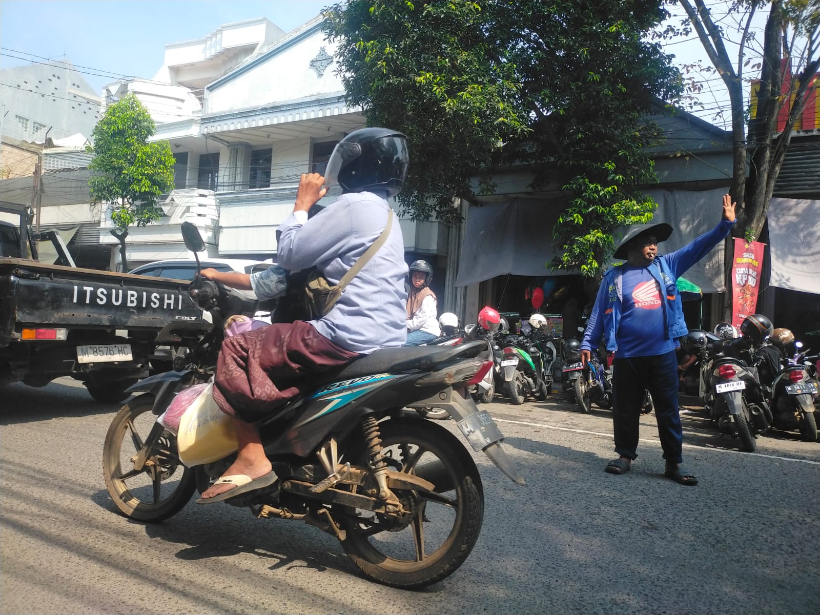 LANCAR: Juru parkir (jukir) di Jalan Panglima Sudirman Bangkalan tengah memarkir kendaraan, Sabtu (10/1).