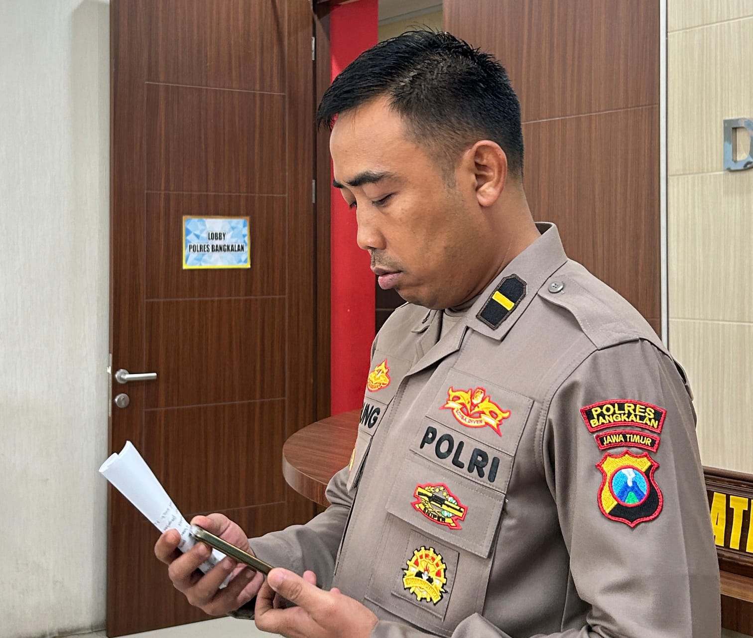 RAMAH: Kasihumas Polres Bangkalan Ipda Agung Intama saat ditemui di kantornya Selasa (20/1).