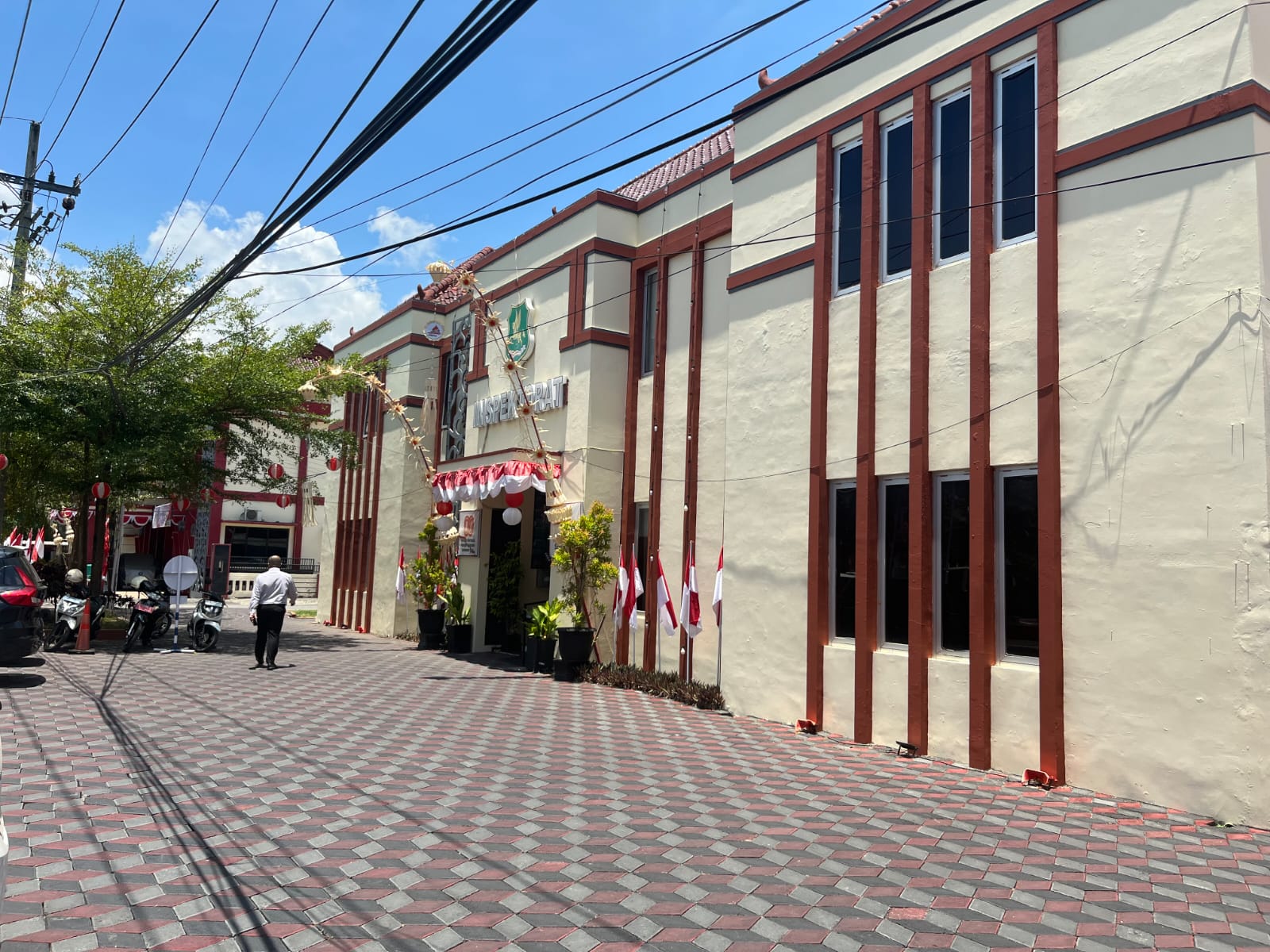 LENGANG: Sejumlah kendaraan terparkir di halaman depan kantor Inspektorat Sumenep yang berlokasi di Desa Kolor, Kecamatan Kota, Selasa (3/2).