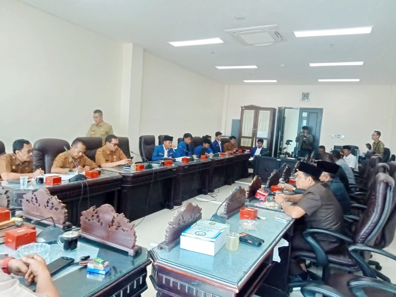 ALOT: Komisi II DPRD Sumenep berdiskusi dengan mahasiswa saat audiensi di ruang komisi, Selasa (3/2)