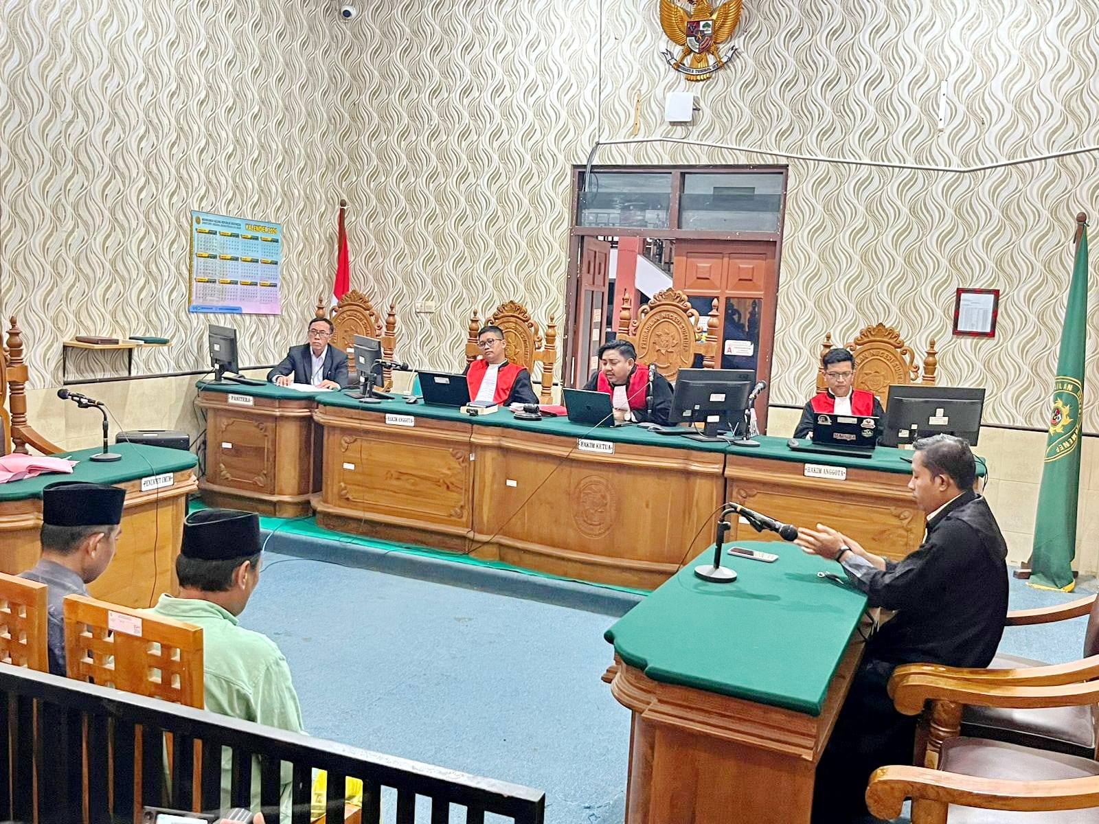 FOKUS: Terdakwa mendengarkan pembacaan putusan penganiayaan ODGJ yang berlangsung di Pengadilan Negeri Sumenep, Senin (2/2).