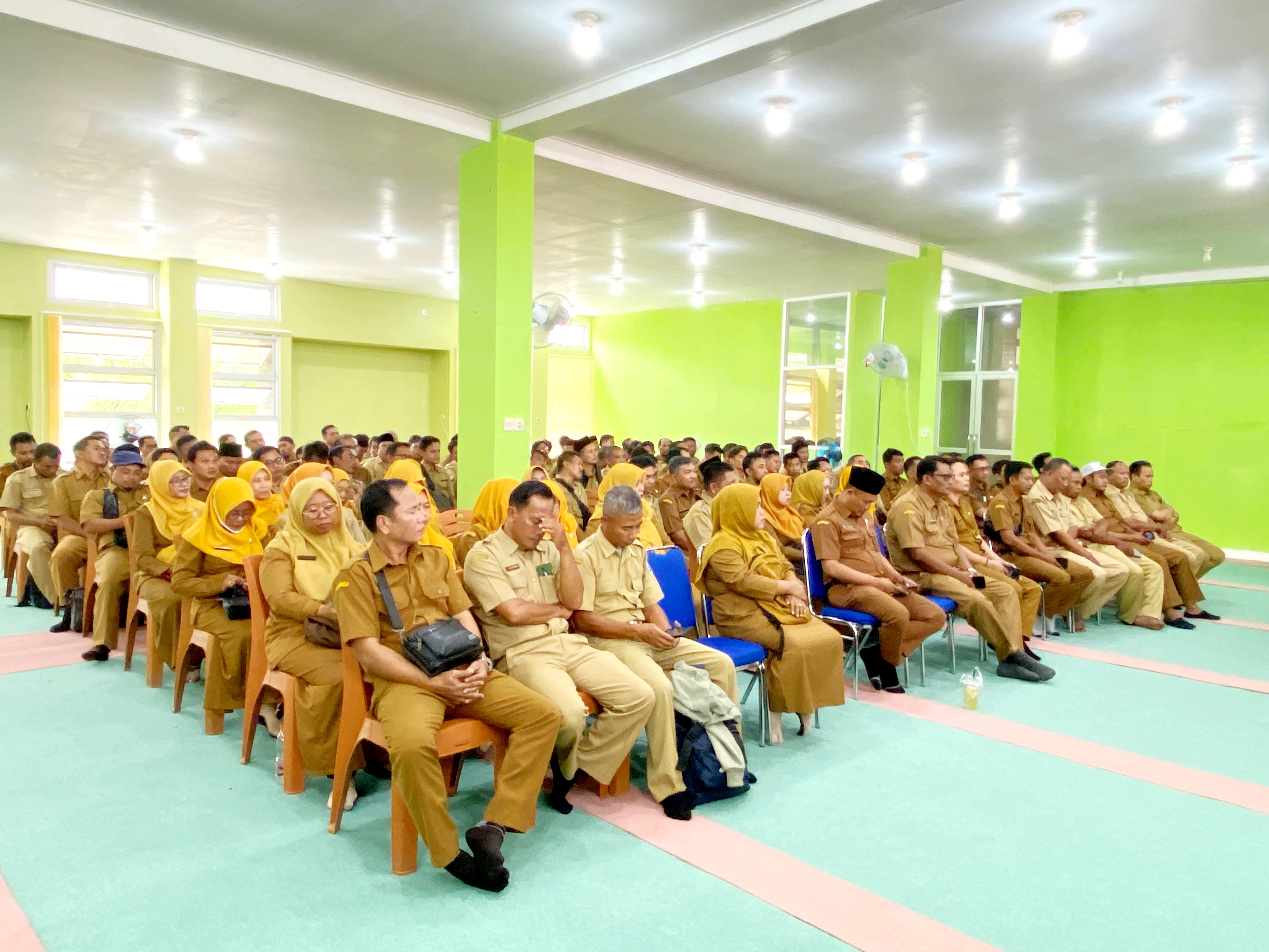 PEGAWAI: Sejumlah ASN saat beraktivitas di kantor BKPSDM Sampang beberapa waktu lalu. (AYU LATIFAH/JPRM)
