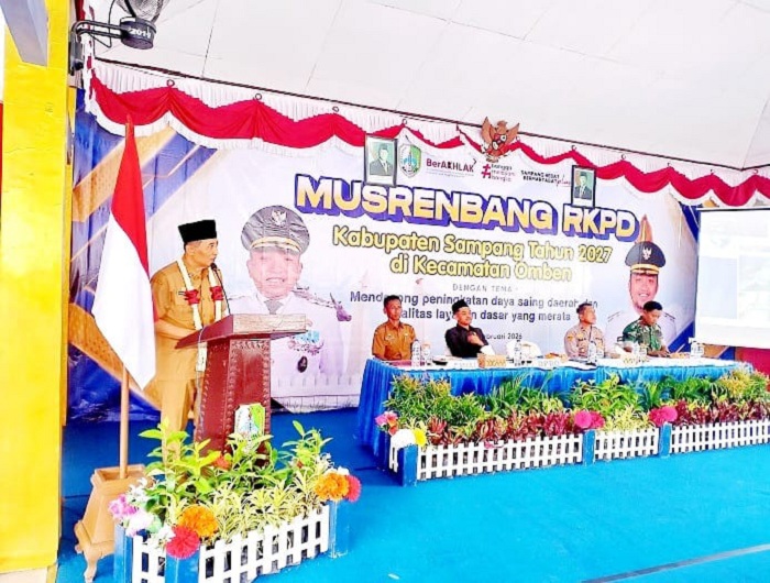 TEGAS: Sekkab Sampang Yuliadi Setiyawan menyampaikan sambutan pada kegiatan Musrenbang RKPD 2027 Kecamatan Omben Selasa (3/2). (UBAIDILLAHIR RAIE/JPRM)