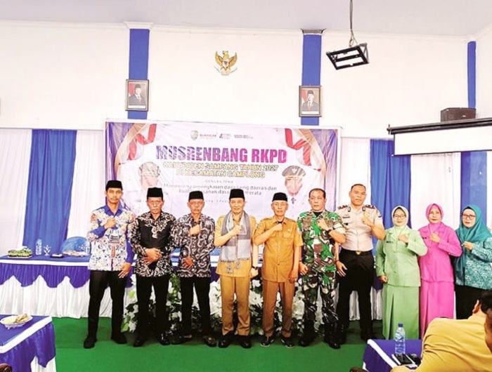 KOMPAK: Sekkab Yuliadi Setiyawan dan anggota DPRD Sampang berpose bersama forkopimcam usai pembukaan Musrenbang RKPD 2027 Kecamatan Camplong, Selasa (3/2). (UBAIDILLAHIR RAIE/JPRM)