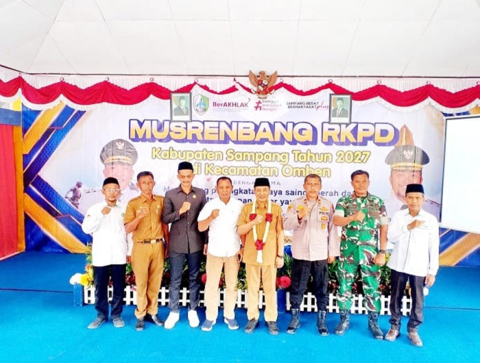 BERSINERGI: Sekkab Yuliadi Setiyawan berfoto bersama anggota DPRD Sampang dan Forkopimcam Omben usai kegiatan musrenbang Selasa (3/2). (UBAIDILLAHIR RAIE/JPRM)