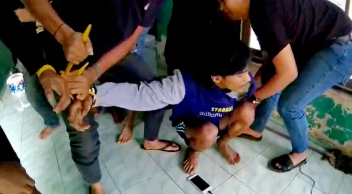 TAK BERKUTIK: Anggota Resmob Polres Bangkalan saat mengamankan pelaku curanmor Jumat (30/1). (POLRES BANGKALAN UNTUK JPRM)