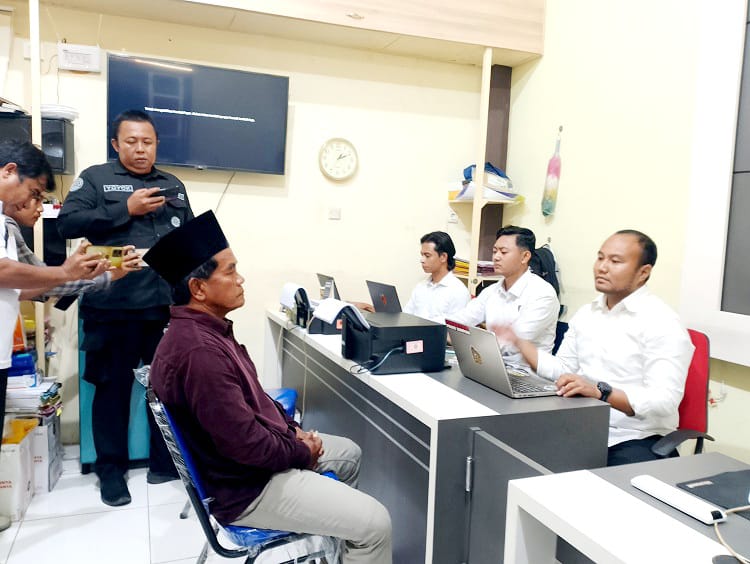 DIAMANKAN: Terduga pelaku penganiayaan petugas SPBU Mad Jari diinterogasi penyidik saat menyerahkan diri ke Polres Sampang, Rabu (29/10/2025). (UBAIDILLAHIR RAIE/JPRM)