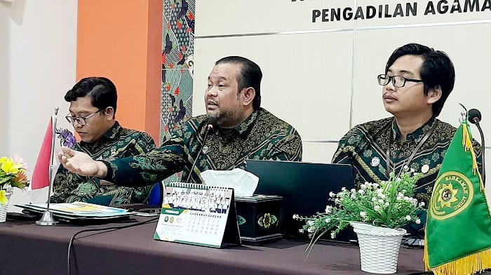 TEGAS: Ketua Pengadilan Agama Pamekasan Muhammad Najmi Fajri (tengah) ditemani staf saat memberikan keterangan, Kamis (29/1). (M. KHOLIL RAMLI/JPRM)
