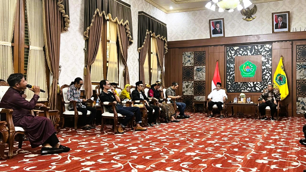 KOMITMEN: Bupati Pamekasan KH Kholilurrahman menerima audiensi DPK di Peringgitan Dalam Pendopo Ronggosukowati, Jumat (30/1).