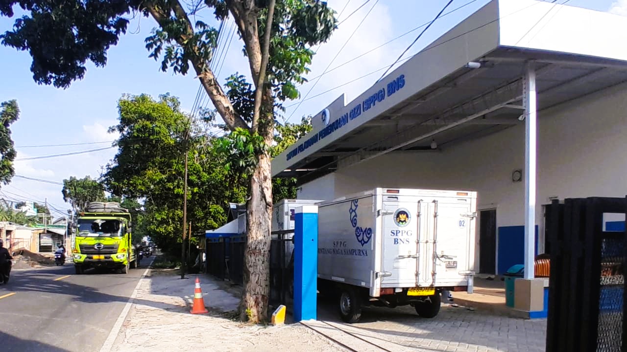 TAK PATUH ATURAN: Kendaraan roda empat terparkir di depan SPPG Bintang Naga Sampurna (BNS) di Desa Ponteh, Kecamatan Galis, Pamekasan, Senin (2/2).