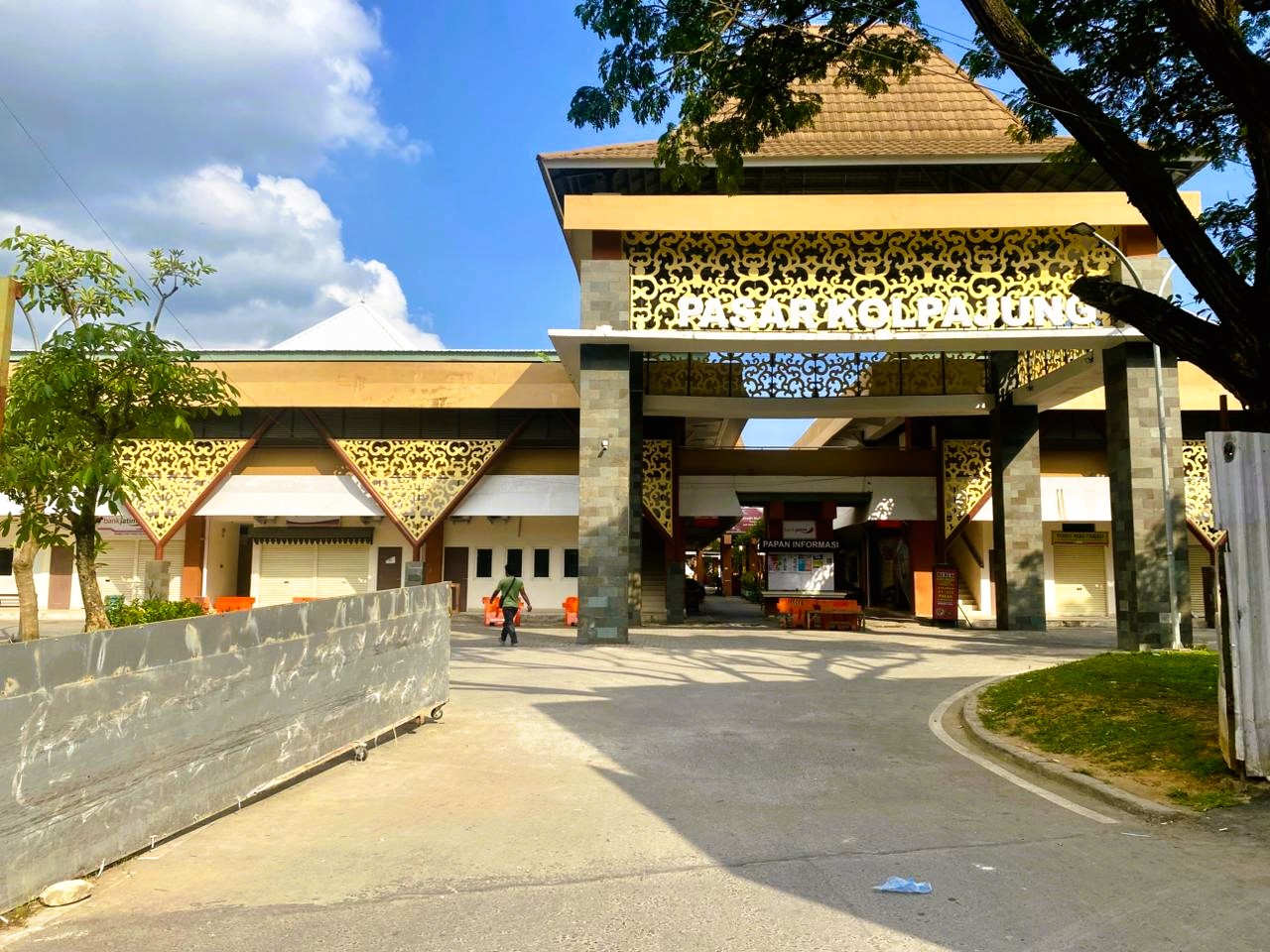 TAMPAK DEPAN: Pengunjung berada di sekitar Pasar Kolpajung, Selasa (3/2).
