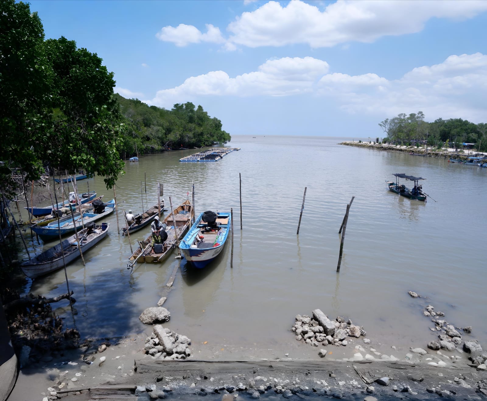 LAYAK DIBANTU: Seorang nelayan beraktivitas di atas perahunya di Desa Martajasah, Kecamatan Kota Bangkalan, Selasa (3/2).