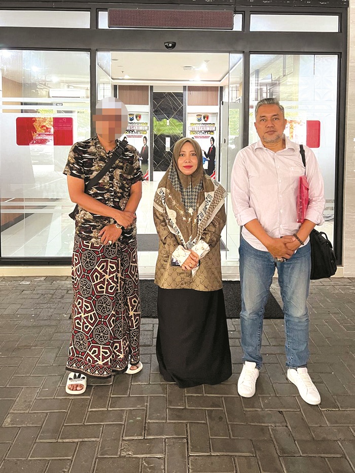 MENCARI KEADILAN: Keluarga korban didampingi kuasa hukumnya dan ahli psikolog saat mendatangi Polda Jatim Selasa (9/12/2025). (ALI MAULIDI UNTUK JPRM)