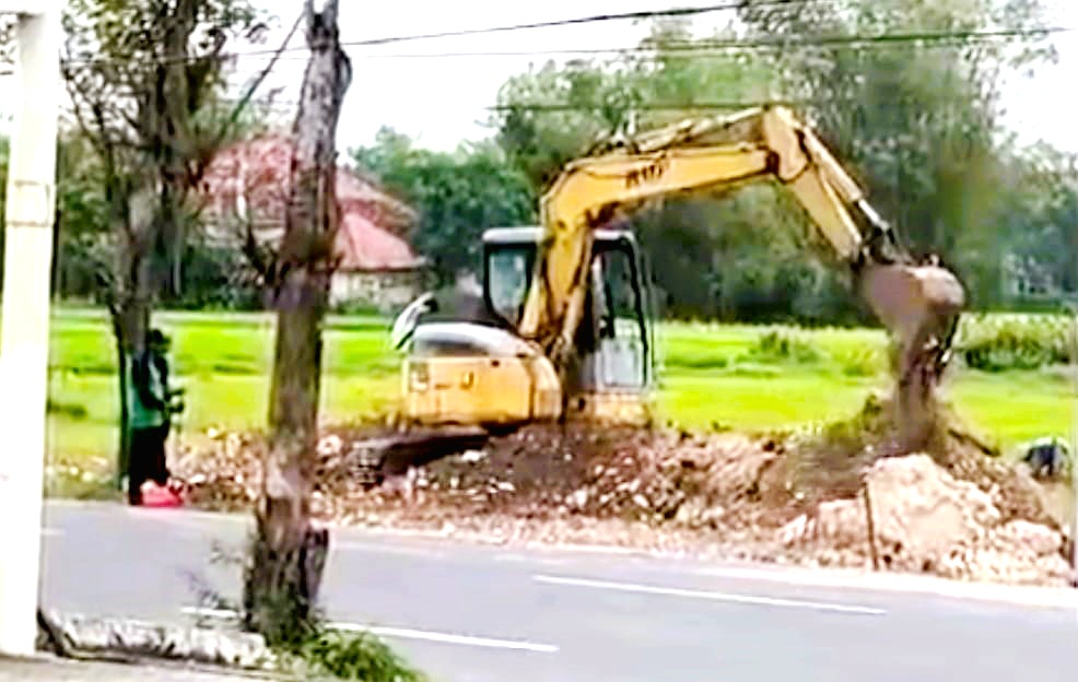 DIBIARKAN: Aksi penyerobotan lahan di Desa Dumajah, Kecamatan Tanah Merah, Bangkalan, Senin (2/2). (HENDRAYANTO UNTUK JPRM)