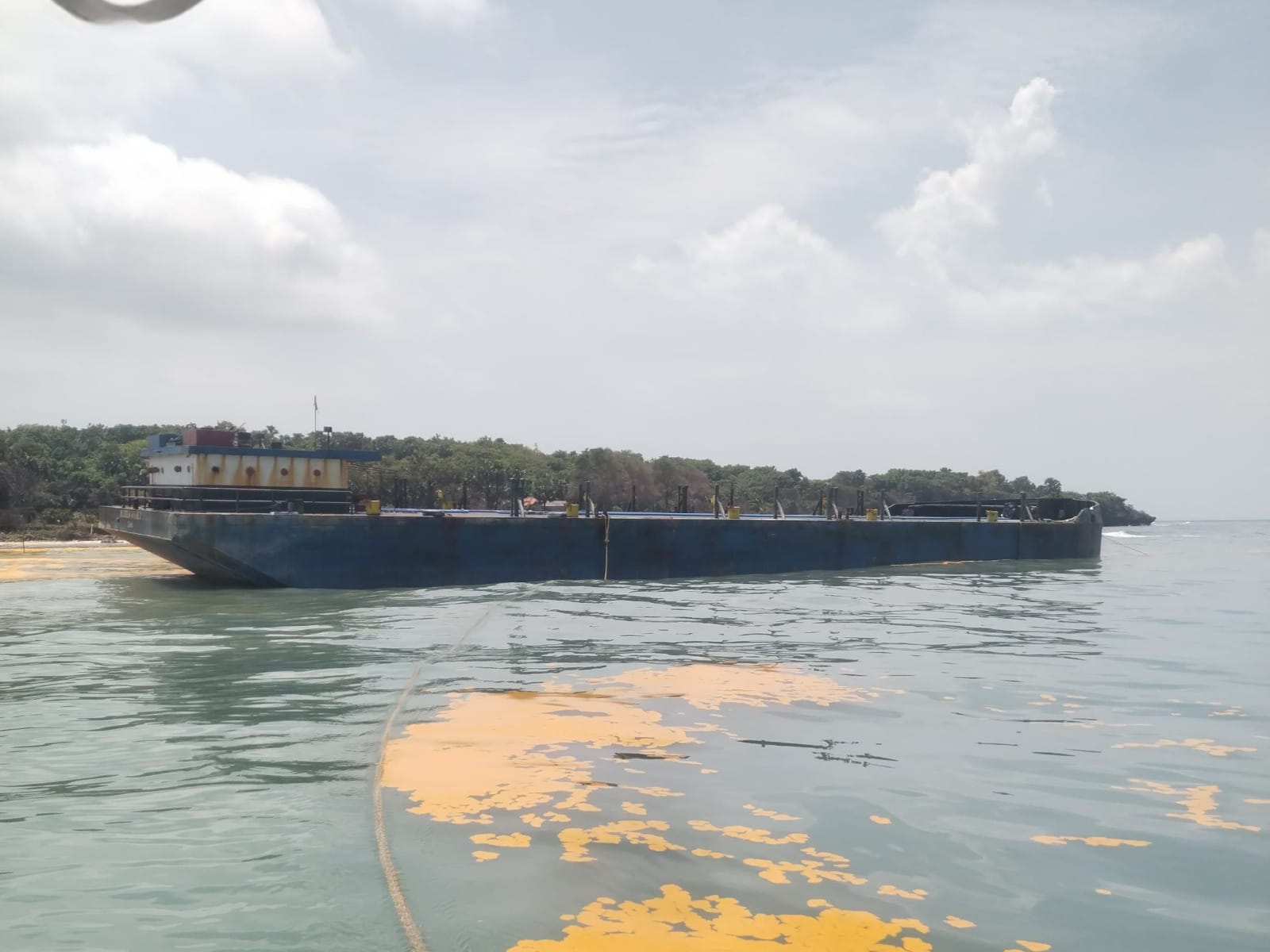 KANDAS: Kapal Tongkang Indo Ocean Marine yang memuat CPO terdampar di Pantai Pulau Gili Iyang, Kecamatan Dungkek, Sumenep, Kamis (29/1).
